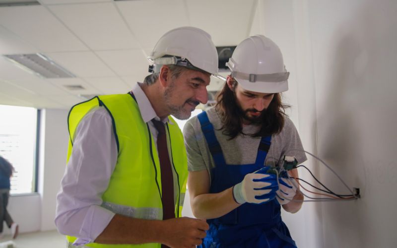 How to Choose a Commercial Electrician in London for Your Business Premises